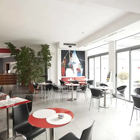 Domus Expo מלון 3*